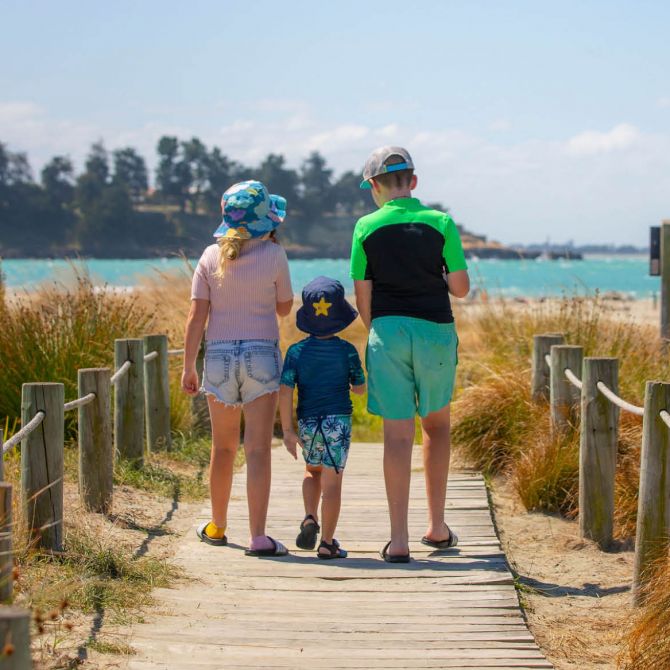 Children at Caroline Bay, Timaru