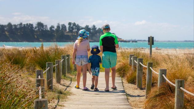 Children at Caroline Bay, Timaru